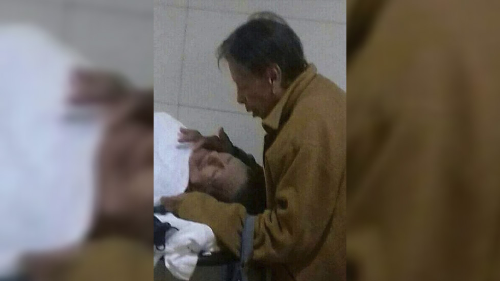 "No te voy a dejar solo", asegura mujer a su esposo hospitalizado - senora-maria-luisa-cuidando-de-su-esposo