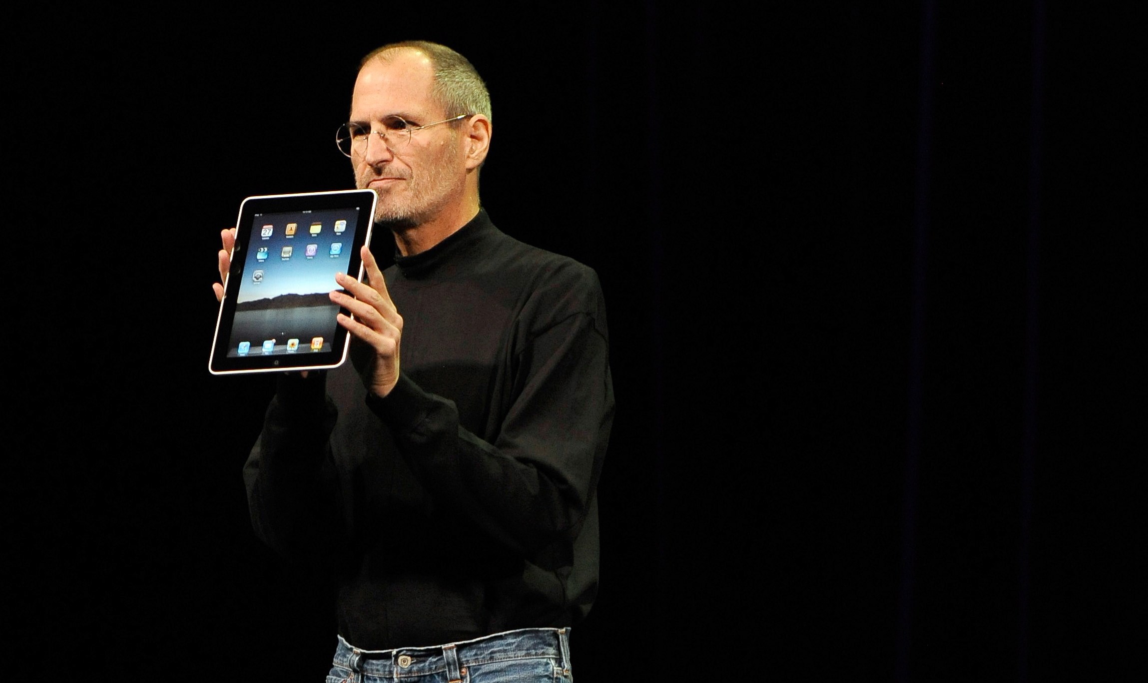 Tras 10 años sin Jobs, Apple sigue siendo la empresa más valiosa del mundo - steve-jobs-presenta-el-ipad
