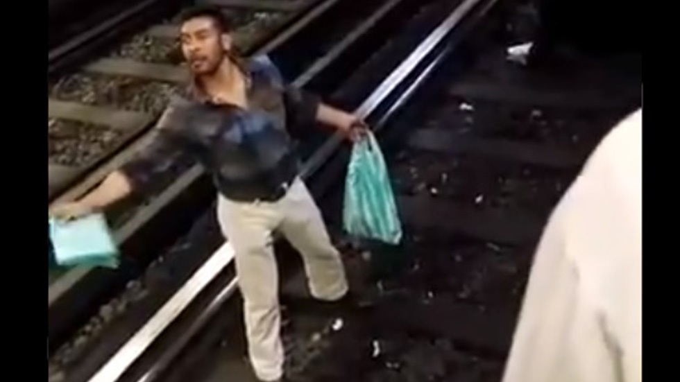 Hombre en estado de ebriedad tira a policía a las vías del Metro