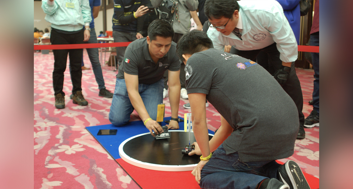 Alumnos del TecNM ganan primero y segundo lugar en torneo de sumo con robots en Japón