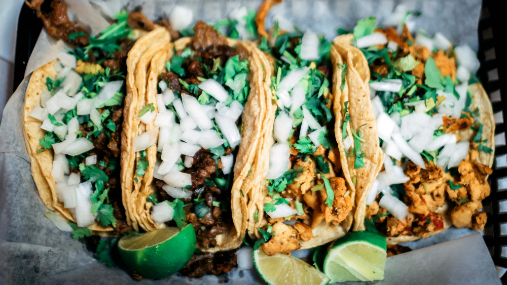 Sujeto amenaza con arma a comerciantes por no dejarlo vender tacos