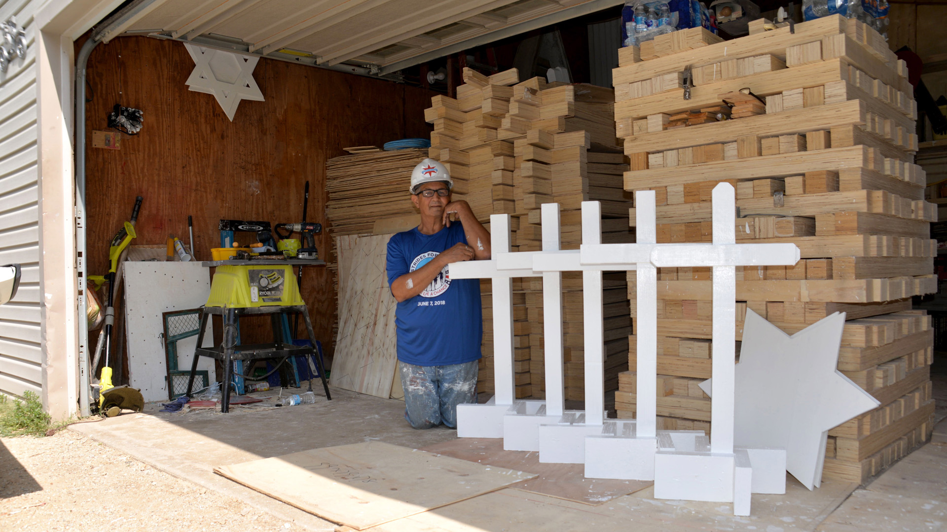 Carpintero honra con cruces blancas a víctimas de tiroteos en EE.UU. - taller-donde-greg-zanis-elabora-cruces-blancas-para-victimas-de-tiroteos-en-eeuu