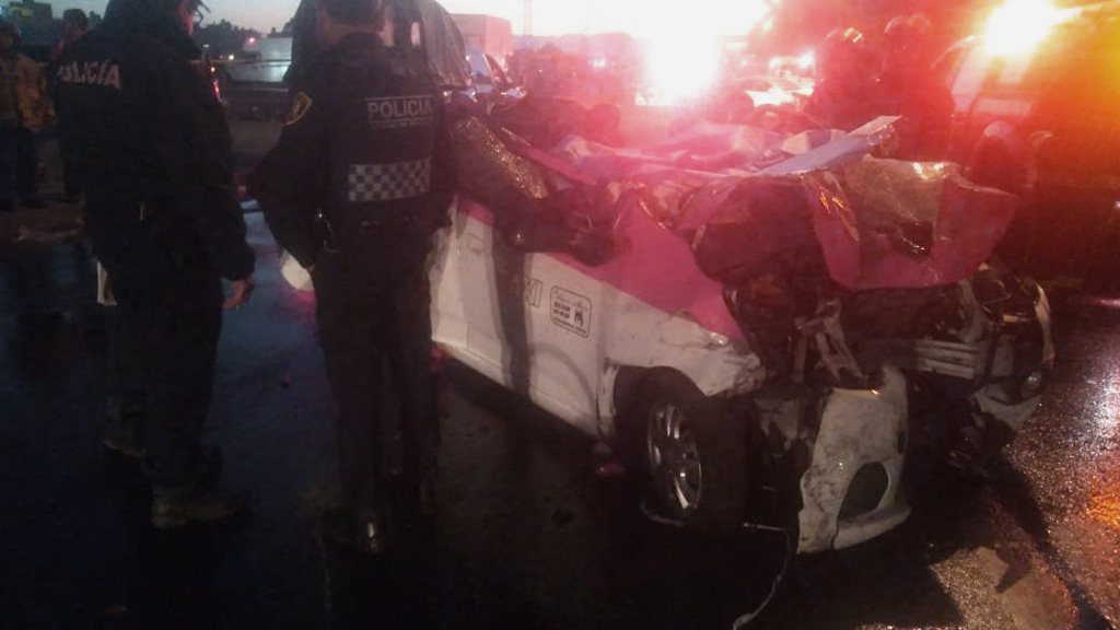 Choque deja cinco personas muertas en Iztapalapa - taxi-cuyos-ocupantes-murieron-tras-choque-de-auto-particular