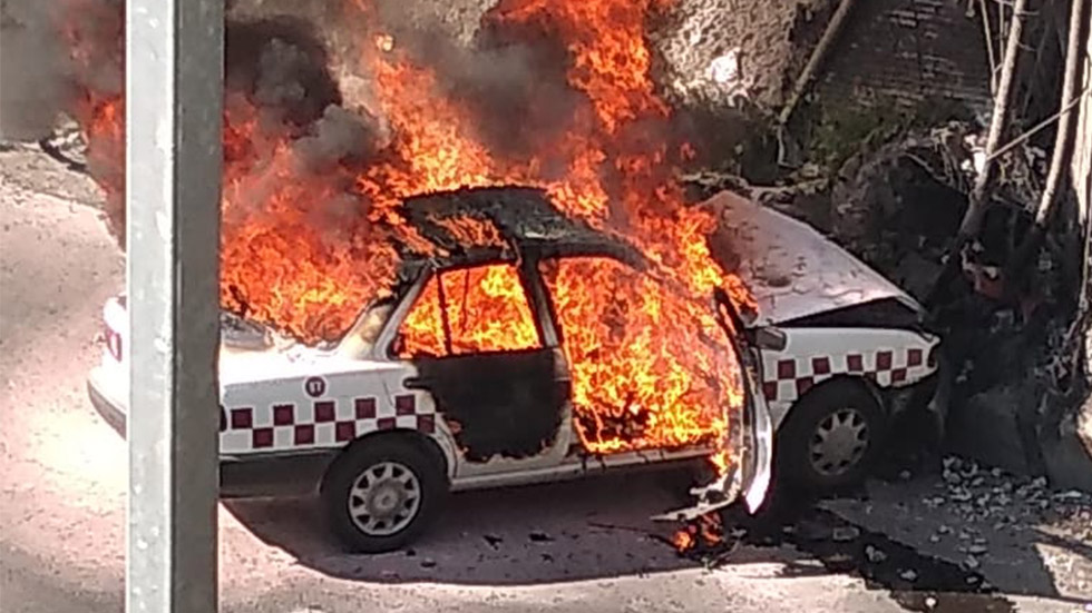Taxista muere calcinado tras chocar contra puente en la México-Querétaro