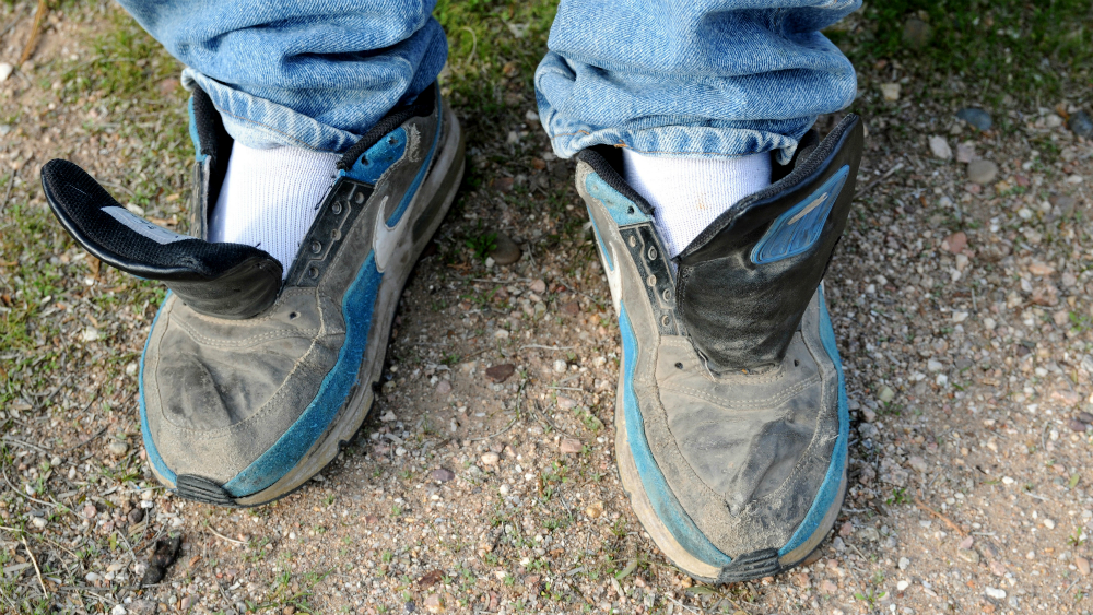 Caminar con tenis sin agujetas, símbolo del sufrimiento del migrante