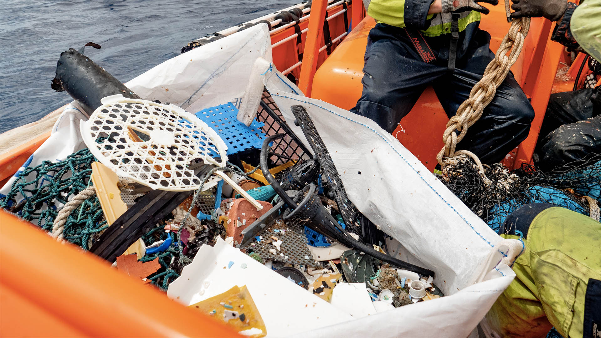 Joven desarrolla innovadora técnica para limpiar los océanos