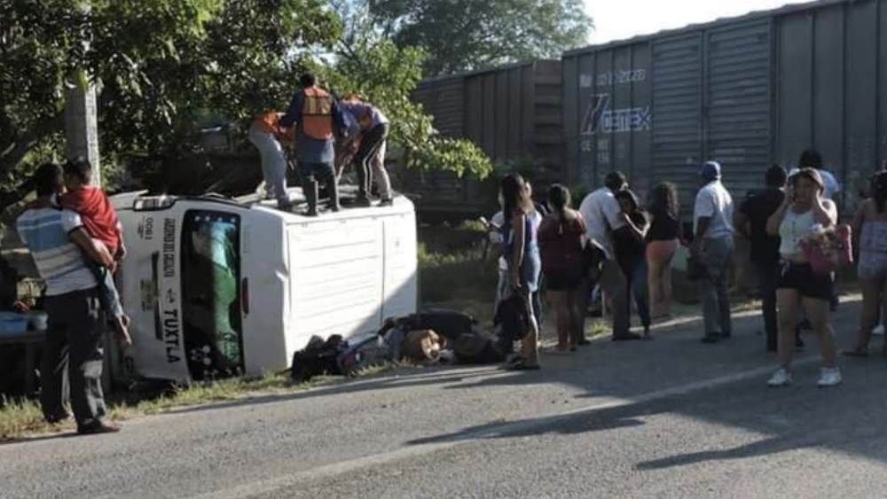 Estudiantes resultan lesionados al embestir tren a camioneta en Chiapas