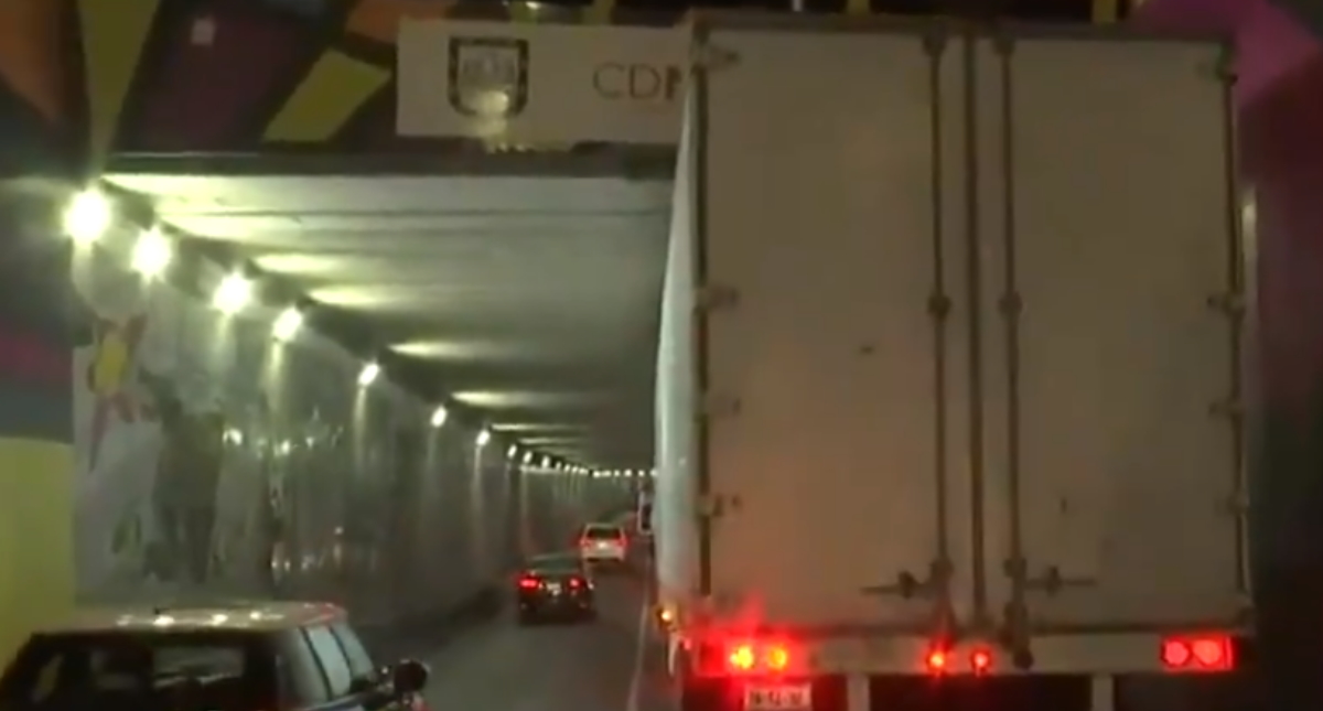 Tráiler se atora en bajopuente de Avenida Chapultepec Tráiler se atora en bajopuente de Avenida Chapultepec