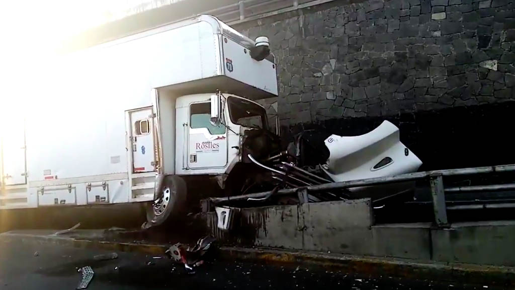 Accidente de tráiler provoca corte a la circulación en Periférico