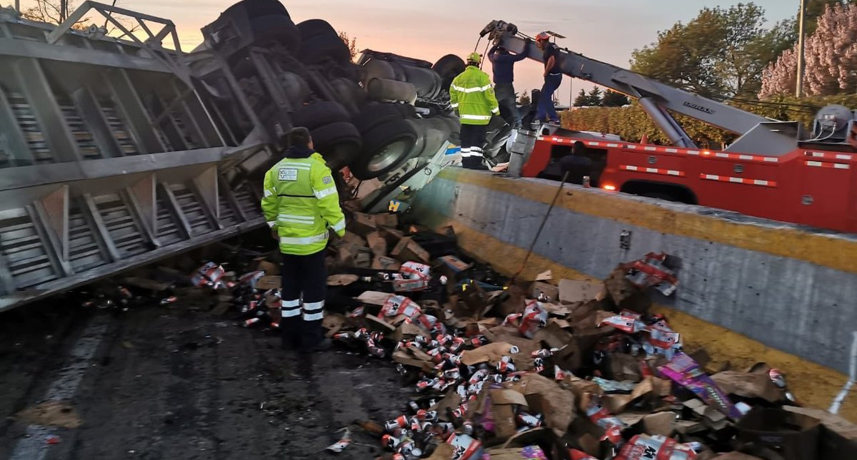 Vuelca tráiler cargado de cervezas en la México-Cuernavaca