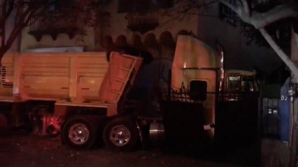 Tráiler choca y destroza barda de vivienda en la Condesa