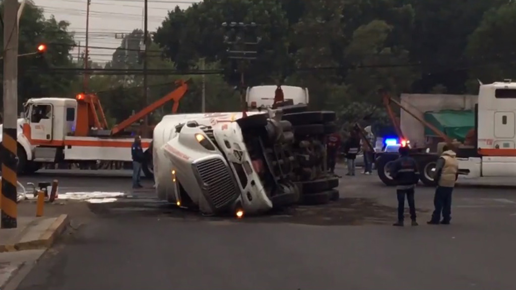 Activan Plan DN-III-E por volcadura de pipa en la Gustavo Baz