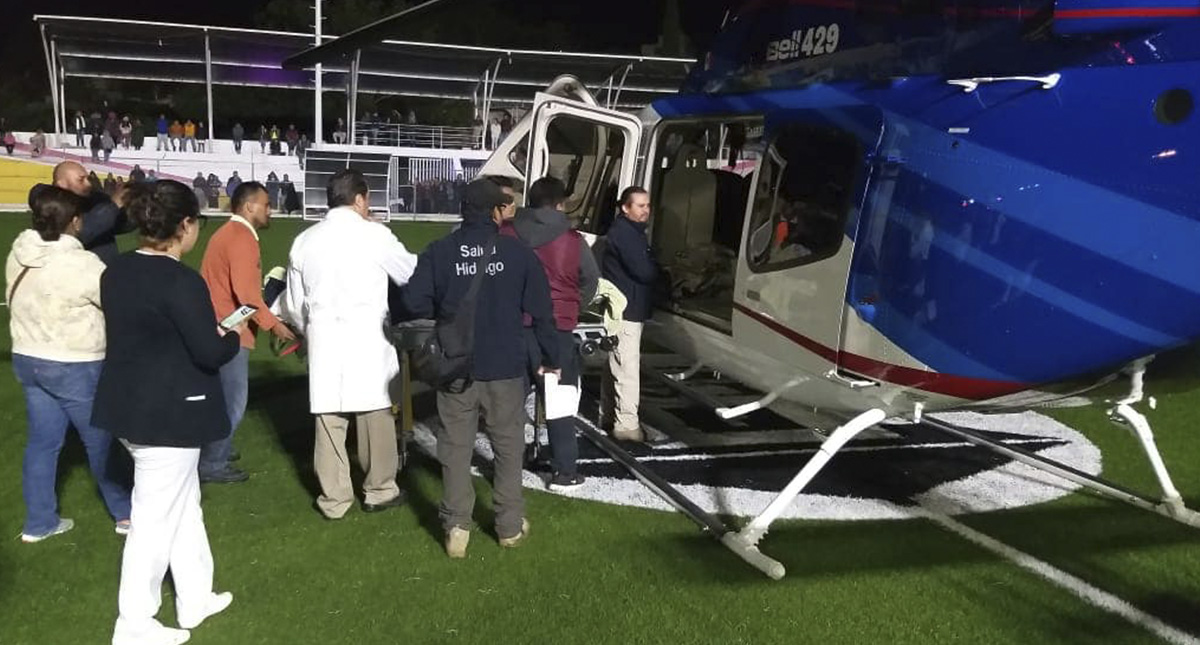 Castillo pirotécnico se desploma sobre cableado y electrocuta a siete en Hidalgo - traslado-via-aerea-de-hombre-de-40-anos-de-dad