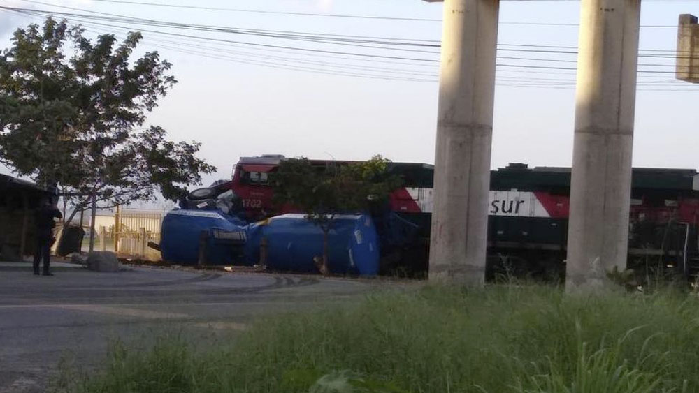 Tren arrastra pipa con combustible en Veracruz