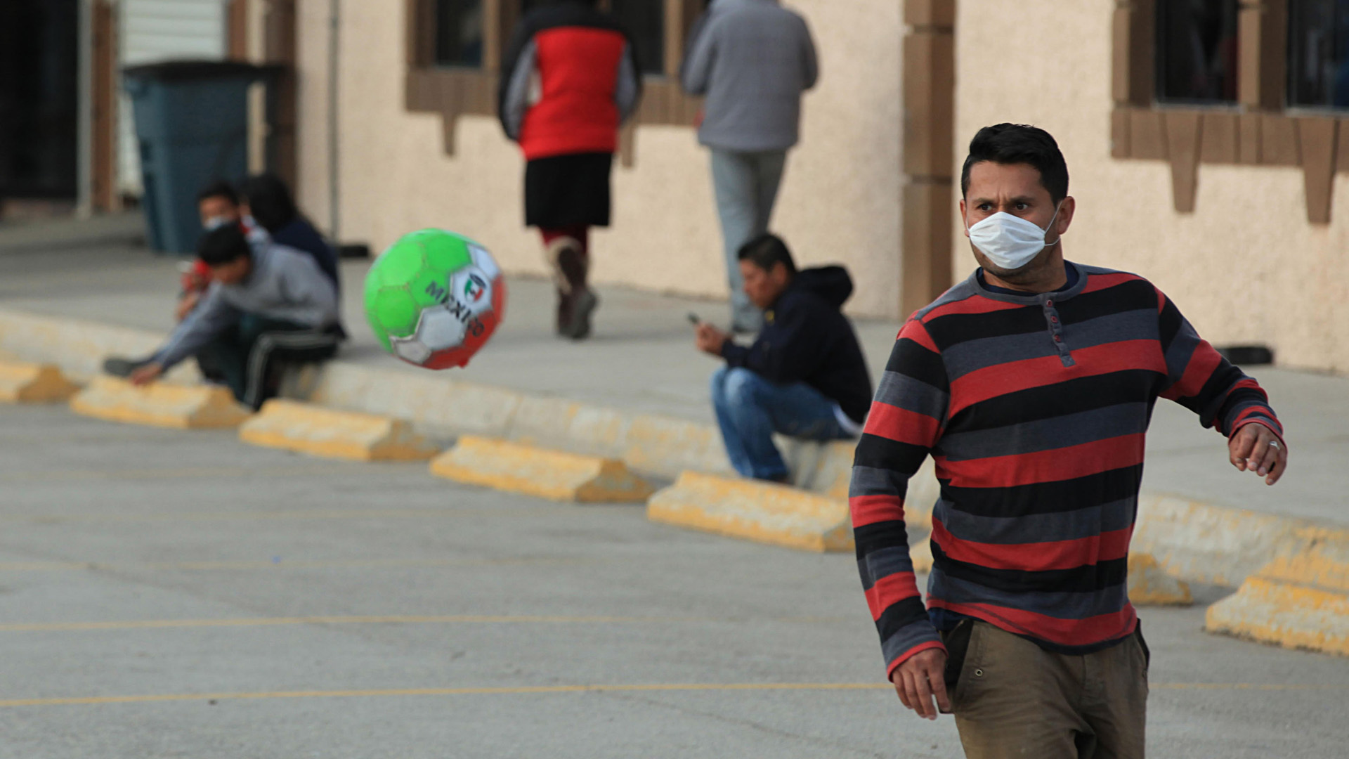 Brote de varicela afecta en Ciudad Juárez a 72 migrantes - un-hombre-juega-futbol-con-un-cubrebocas-en-el-albergue-federal-leona-vicario-ubicado-en-ciudad-juarez