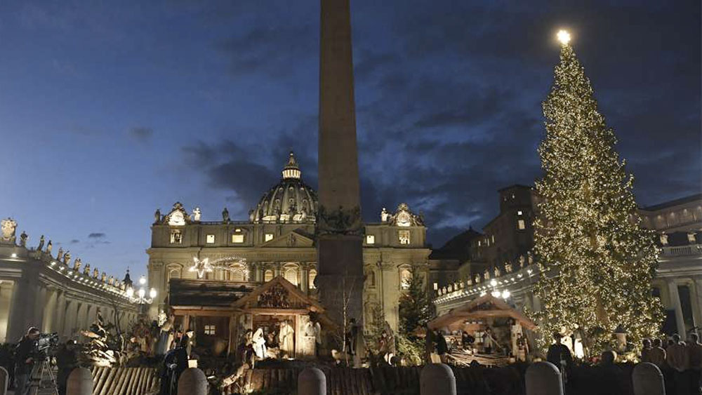 Encienden árbol de Navidad en el Vaticano