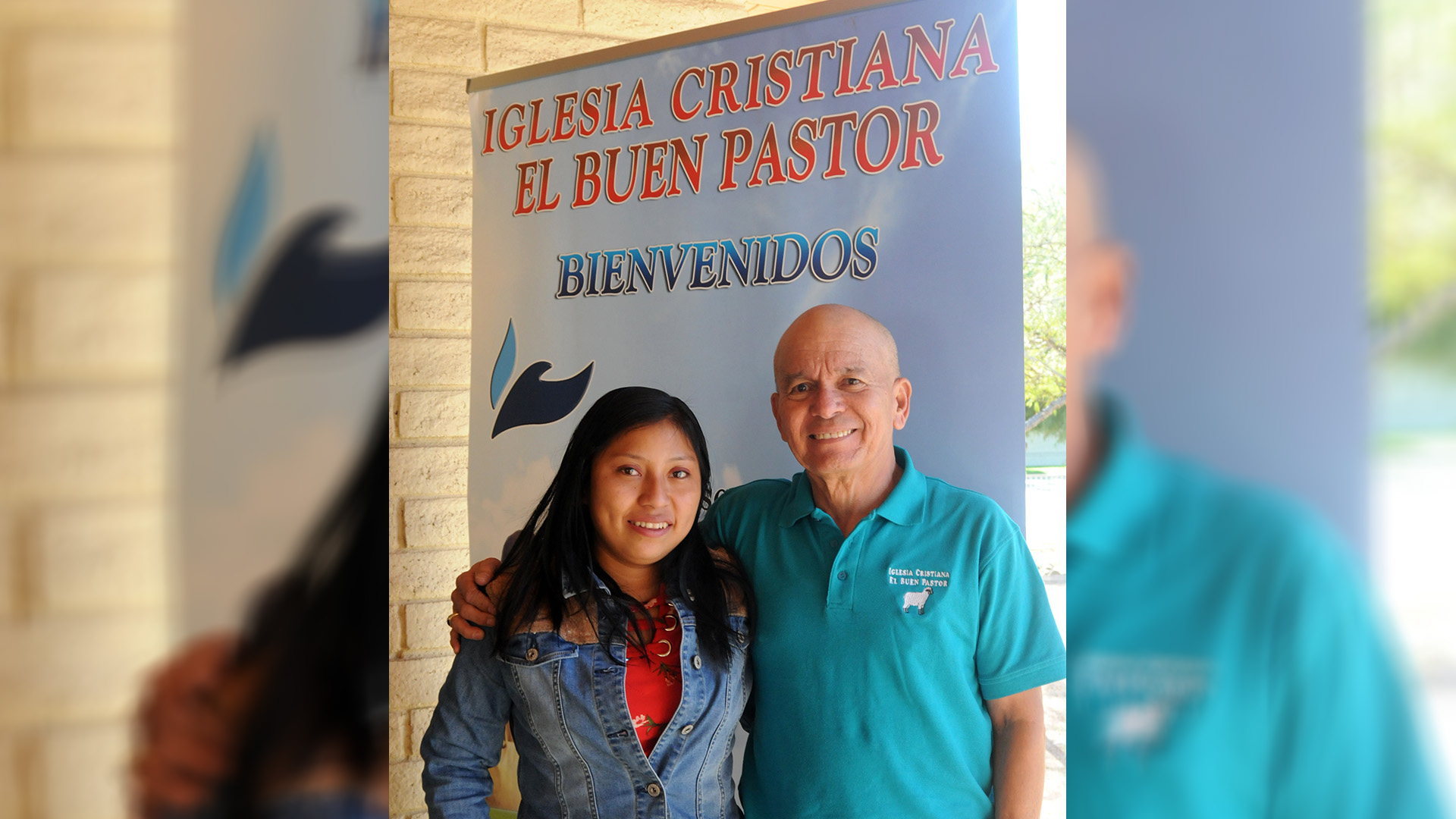 Iglesia acoge a migrante abandonada por su familia al llegar a EE.UU. - victoria-junto-al-pastor-de-la-iglesia-cristiana-del-buen-pastor-hector-ramirez