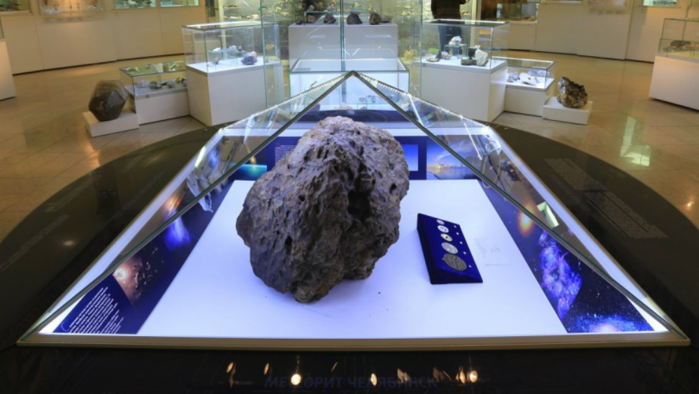 #Video Vitrina que cubre meteorito “levita” en Rusia; especialistas investigan el caso