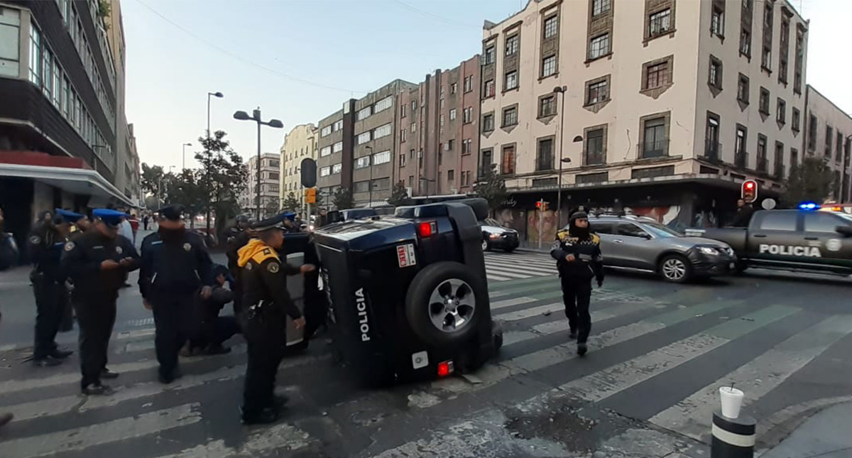 Patrulla de la SSC choca contra camioneta y vuelca