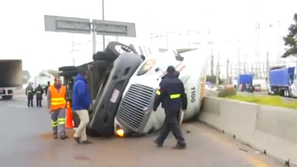 Vuelca tráiler con toneladas de café en el Circuito Exterior Mexiquense