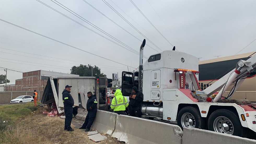 Vuelca tráiler con toneladas de café en el Circuito Exterior Mexiquense - volcadura-de-trailer-en-el-circuito-exterior-mexiquense