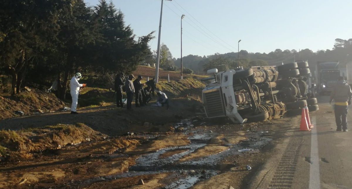 Pipa derrama químicos tras volcar en autopista Córdoba-Puebla