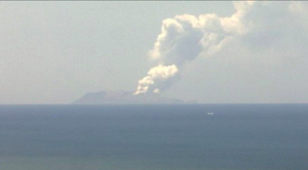 Volcán Whakaari hace erupción en Nueva Zelanda
