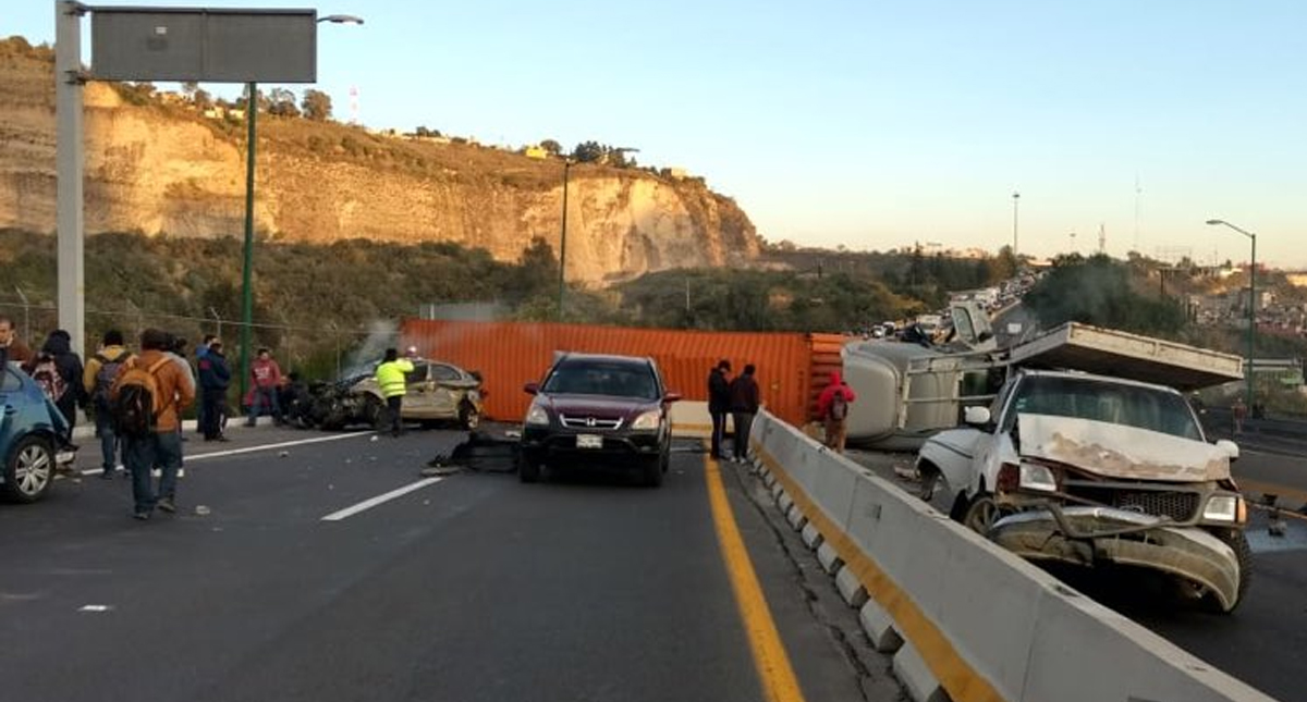 #Video Continúan maniobras para retirar tráiler volcado en la Chamapa-Lechería