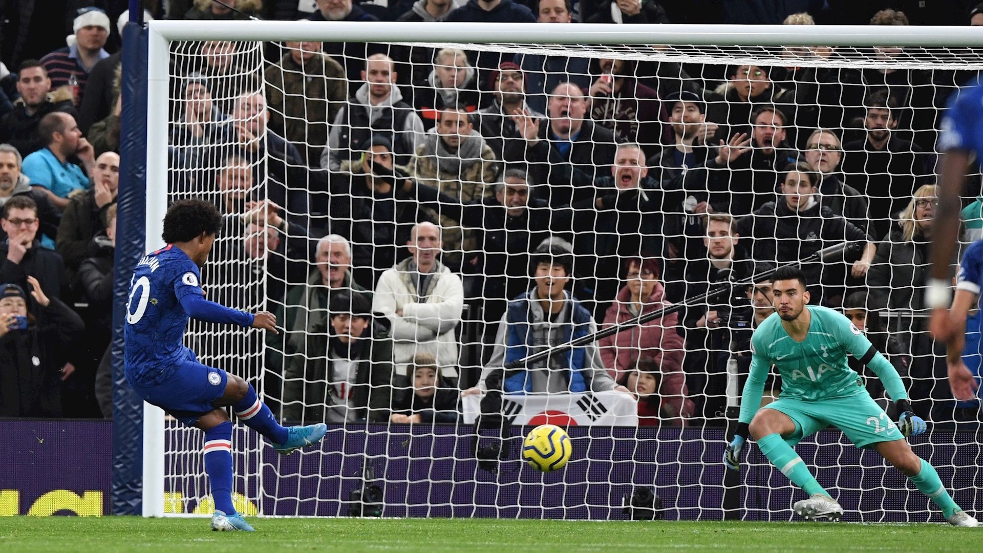 Willian corta la racha del Chelsea y la de Mourinho