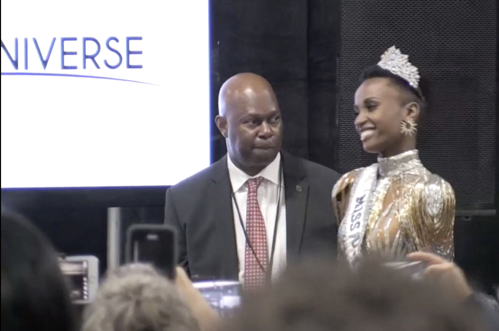 Zozibini Tunzi califica como un honor absoluto, como mujer negra, coronarse como Miss Universo Zozibini Tunzi califica como un honor absoluto, como mujer negra, coronarse como Miss Universo