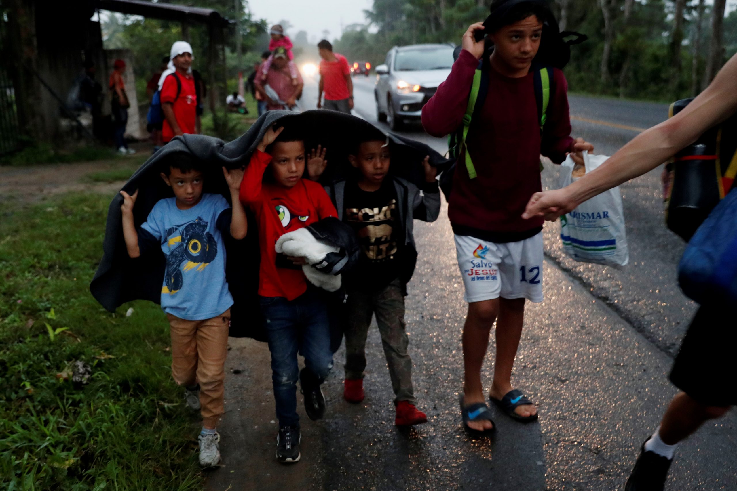 Caravana de migrantes hondureños cruza hacia Guatemala y va camino a México - 31d4aa04631a76b7ec8bdd7871d01e0b370148a2-scaled