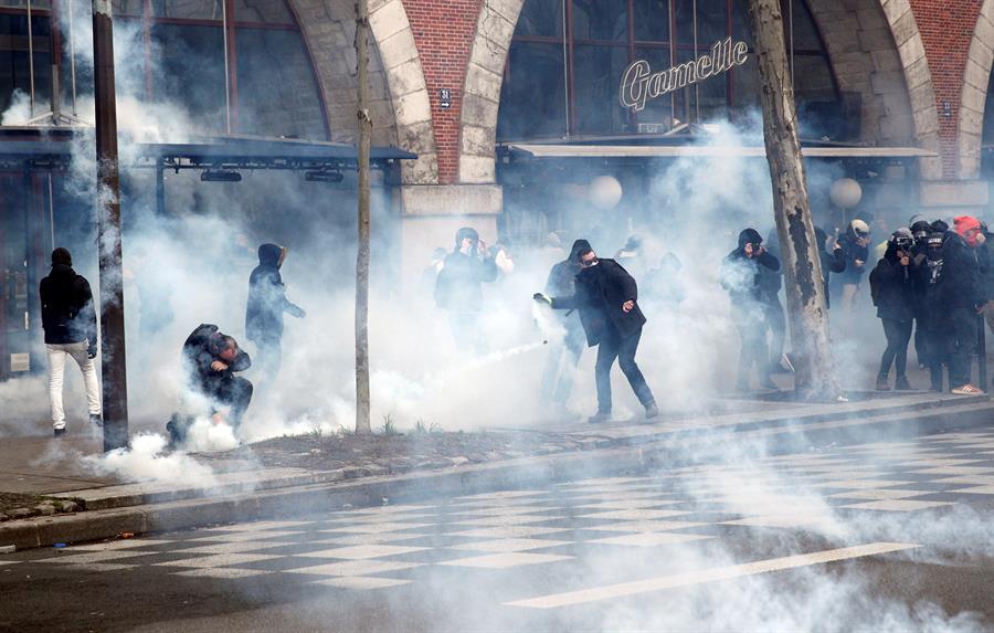 Enfrentamientos en manifestación contra reforma de pensiones en Francia - 4e3a2055e74d28c017337d922adc8084fec2cd52w