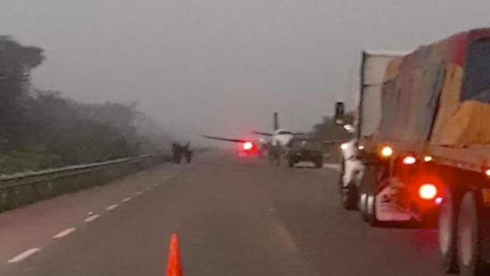 Abandonan avión tras aterrizaje de emergencia en carretera de Bacalar; reportan un muerto