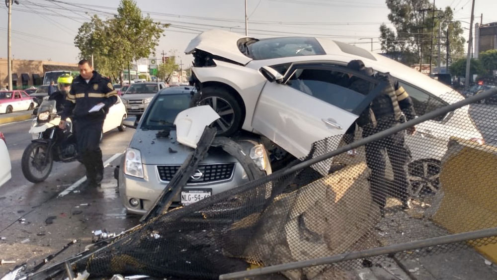 #Video Auto choca contra muro de contención en Boulevard Puerto Aéreo; hay dos lesionados