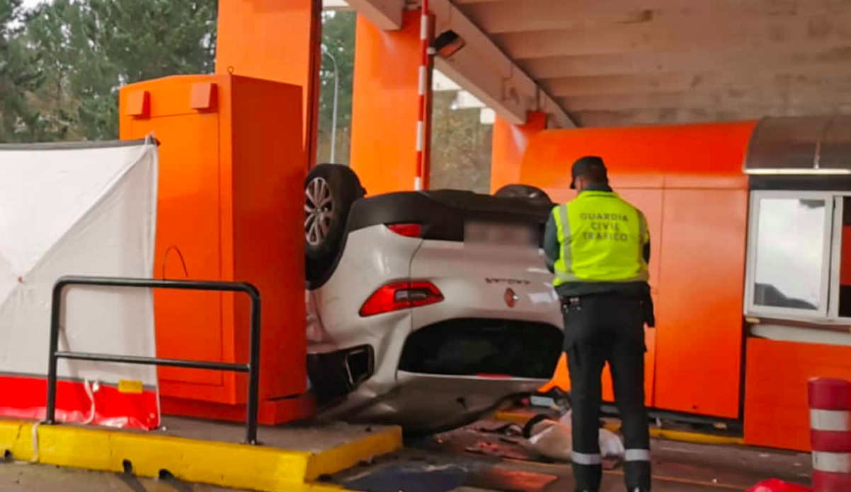 #Video Vehículo choca contra caseta de peaje en Galicia #Video Vehículo choca contra caseta de peaje en Galicia