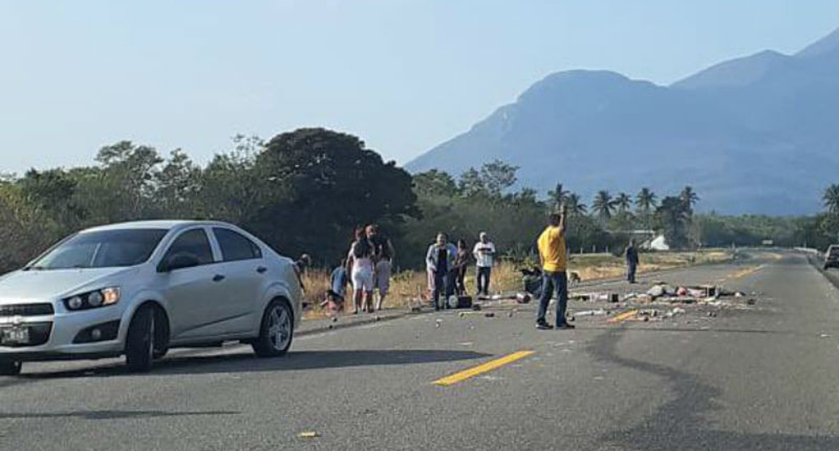Accidente carretero deja un muerto y al menos 10 heridos en Oaxaca