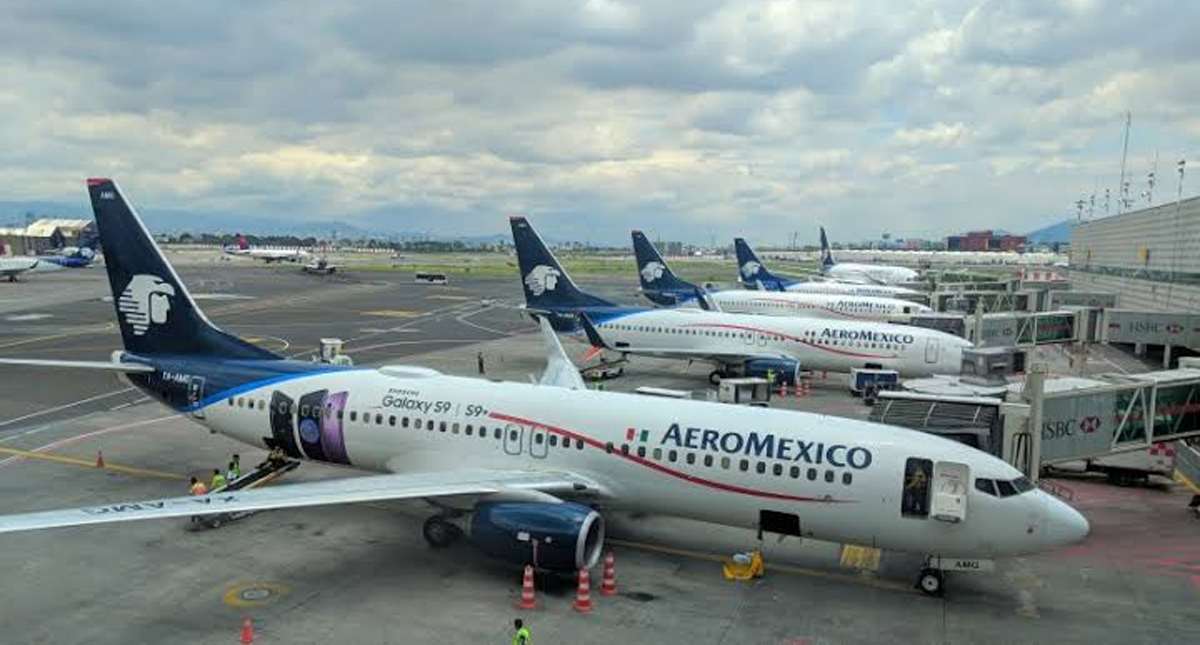 Familia baja de avión en el que viaja AMLO al considerarlo “inseguro”