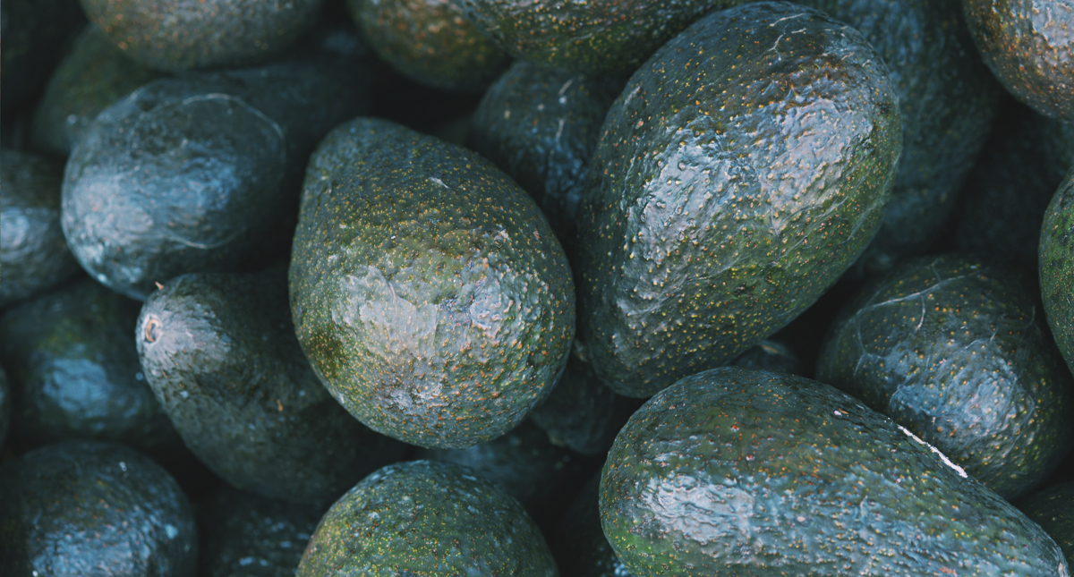 Detienen a hombres armados en posesión de 12 costales de aguacates robados