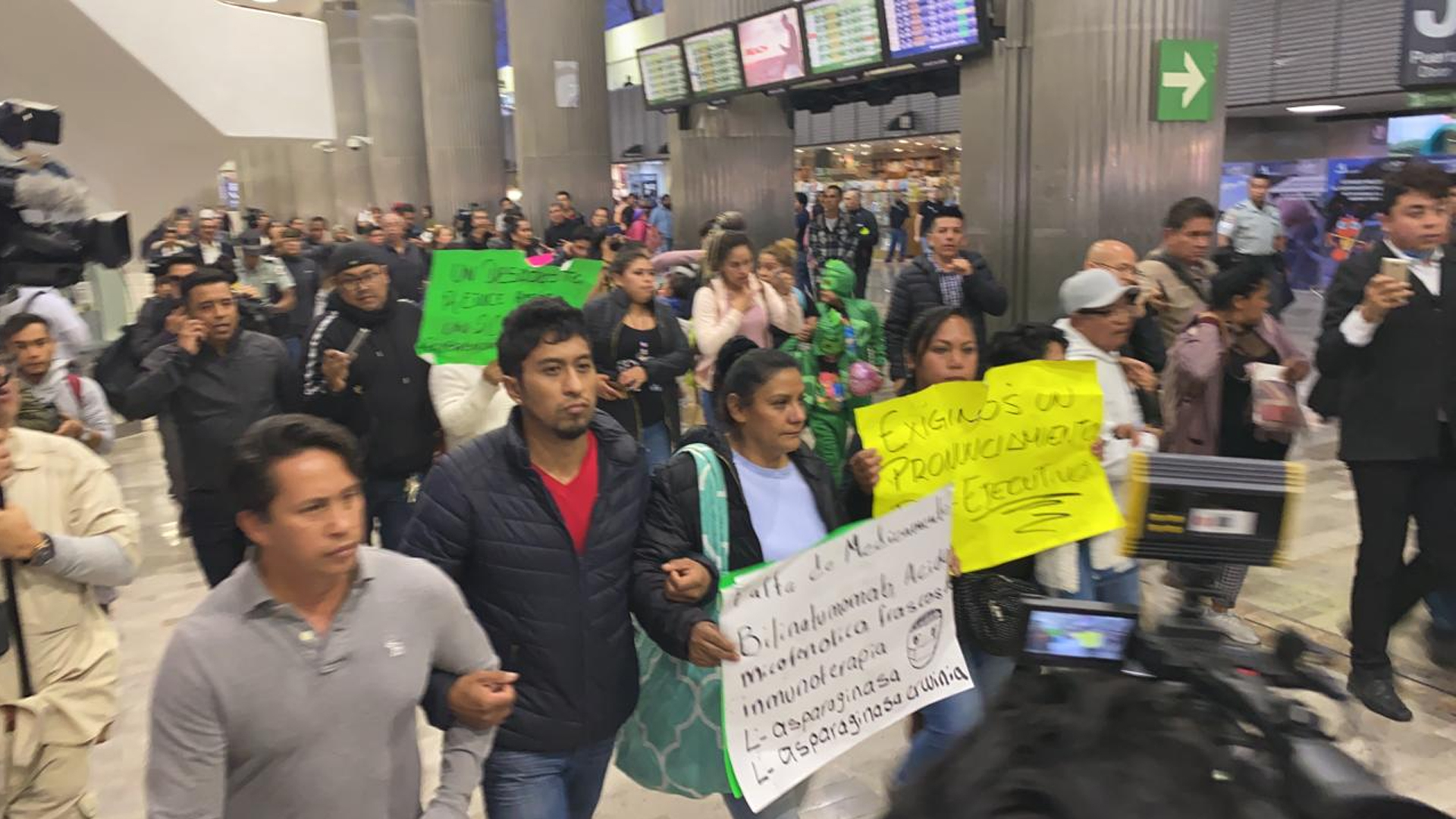 Conato de bronca entre padres de niños con cáncer y policías en el AICM - aicm-protesta-padres-ninos-con-cancer