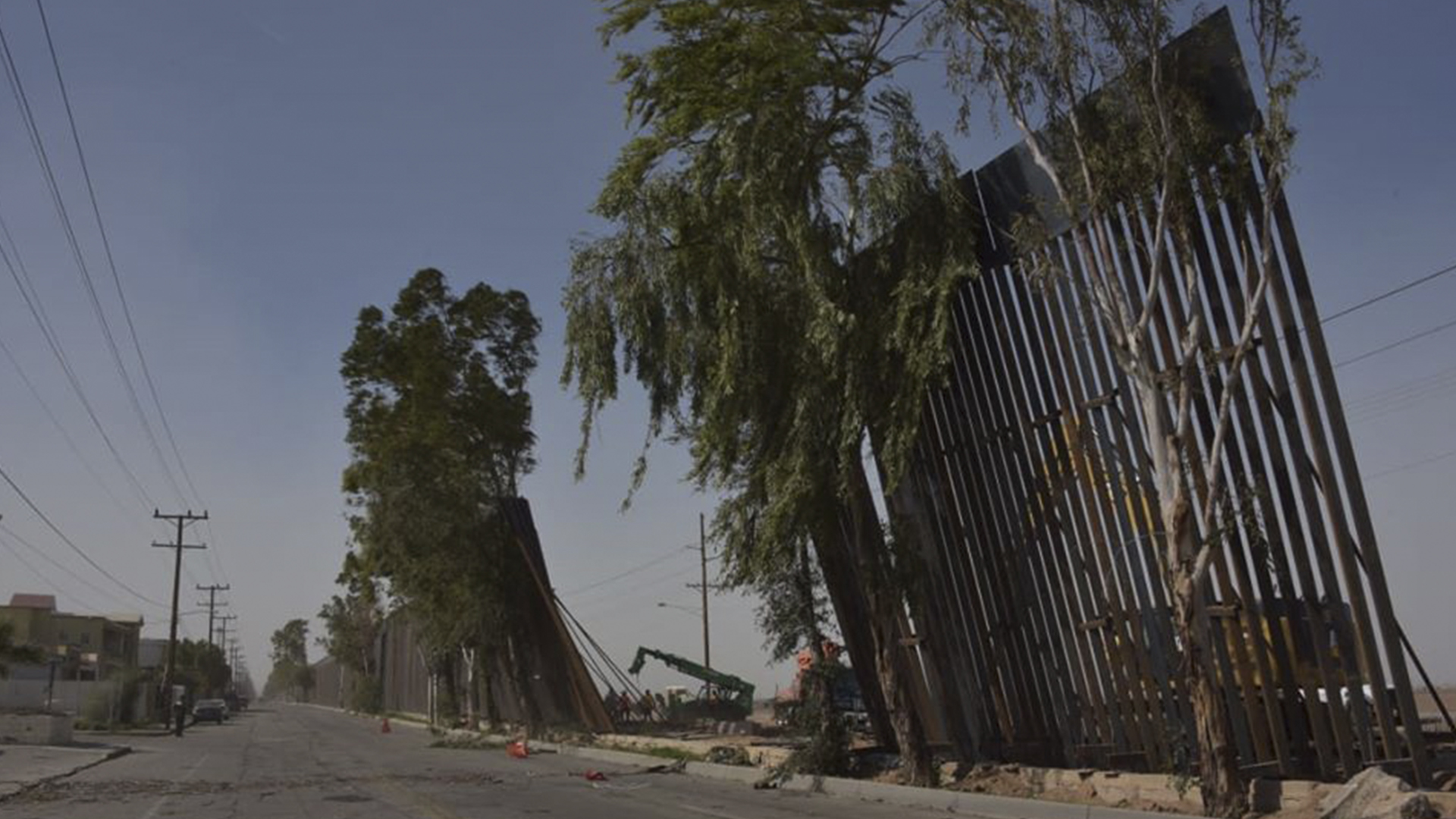 Rachas de viento tiran muro fronterizo en Mexicali