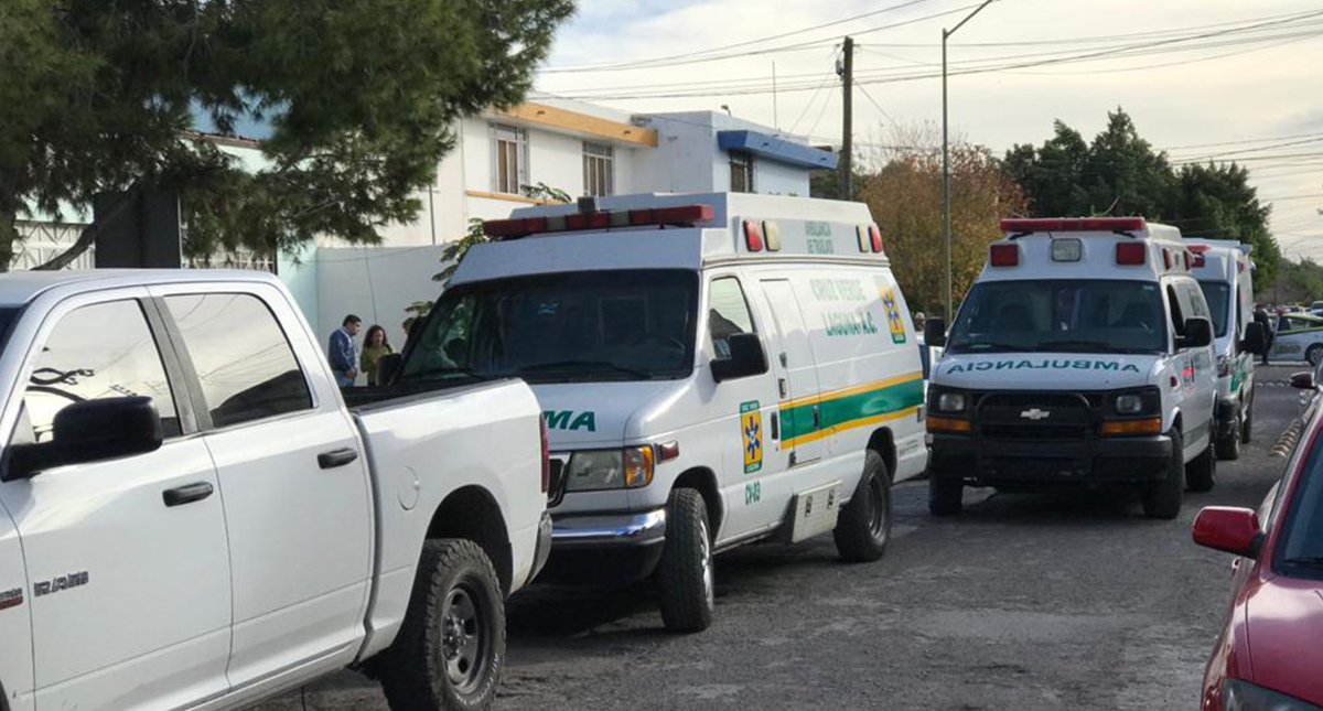 Niño ingresa armado a colegio de Torreón; mata a profesora y se suicida - ambulancias-que-trasladaron-a-alumnos-y-docente-heridos-por-tiroteo