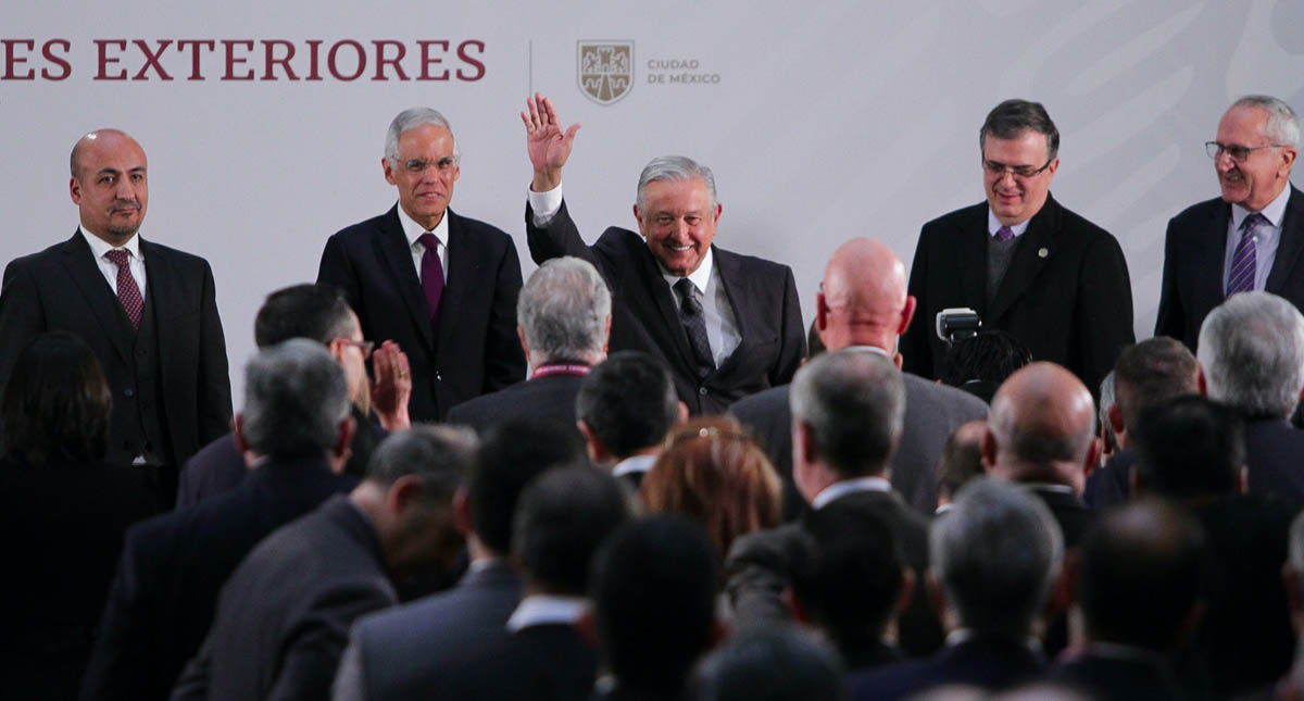 López Obrador reconoce labor de Ebrard y respalda a embajadora en Bolivia