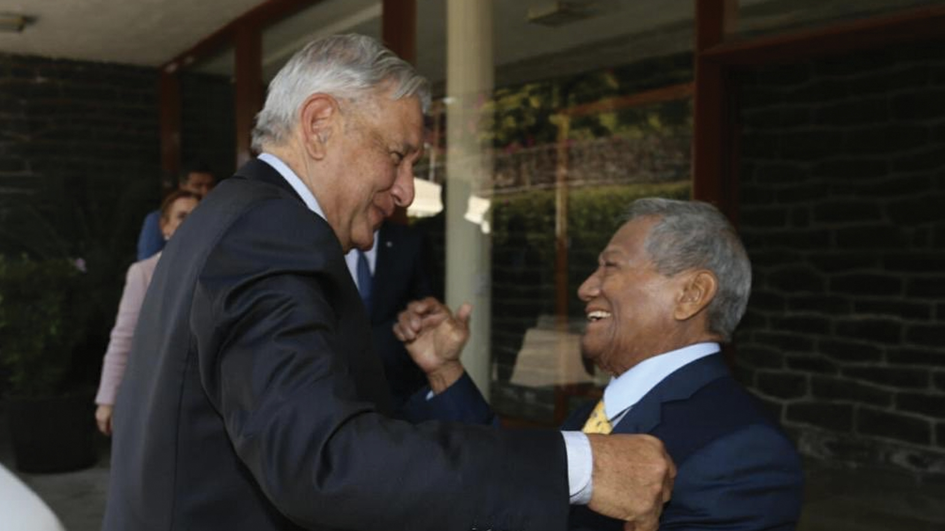 López Obrador se compromete a defender derechos de compositores mexicanos