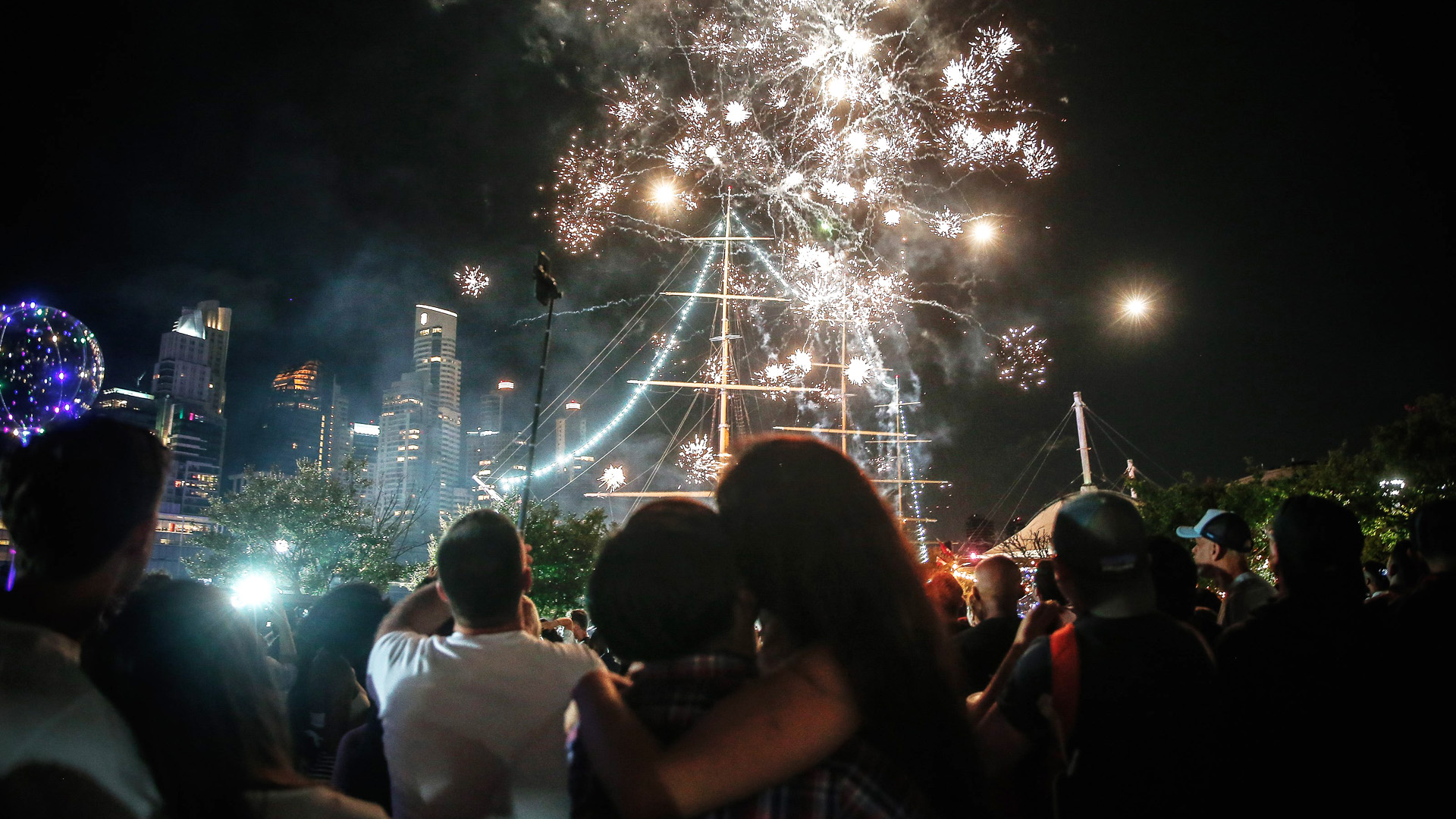 Con abrazos, el mundo da la bienvenida al 2020