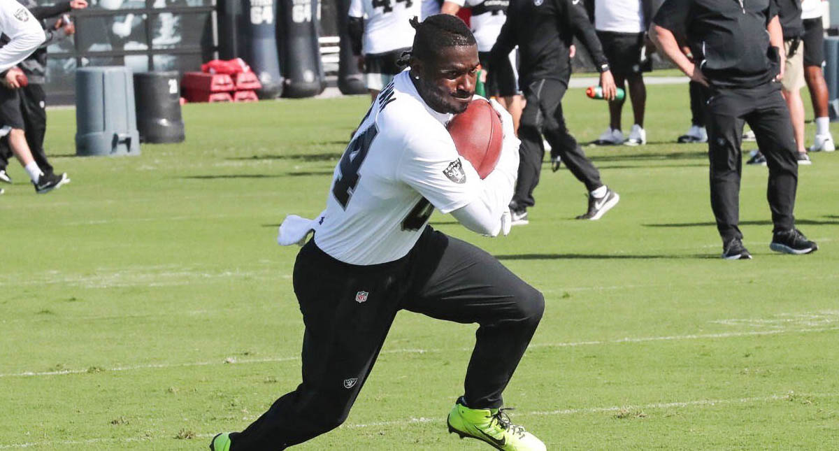 Antonio Brown se entrega a las autoridades en Florida