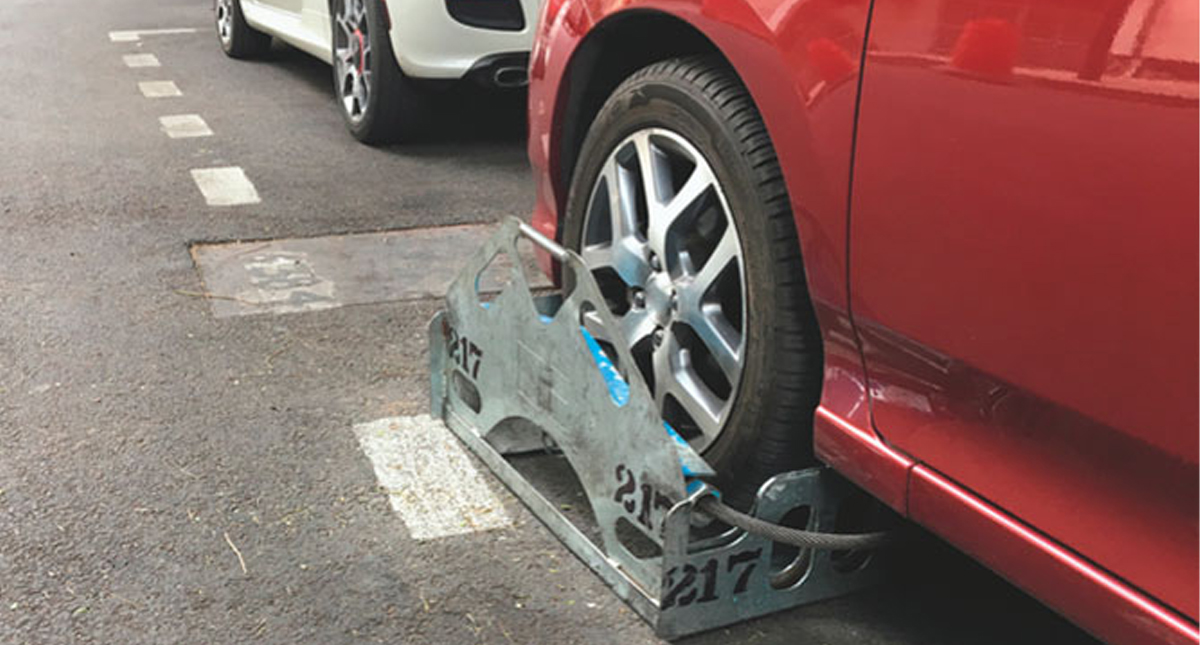 #Video Conductor quita “araña” a su auto en menos de dos minutos en la Zona Rosa