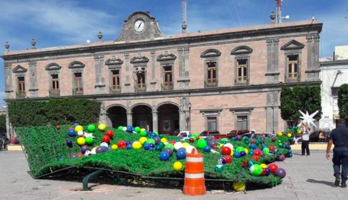 #Video Fuertes vientos derrumban árbol navideño en Ixmiquilpan, Hidalgo