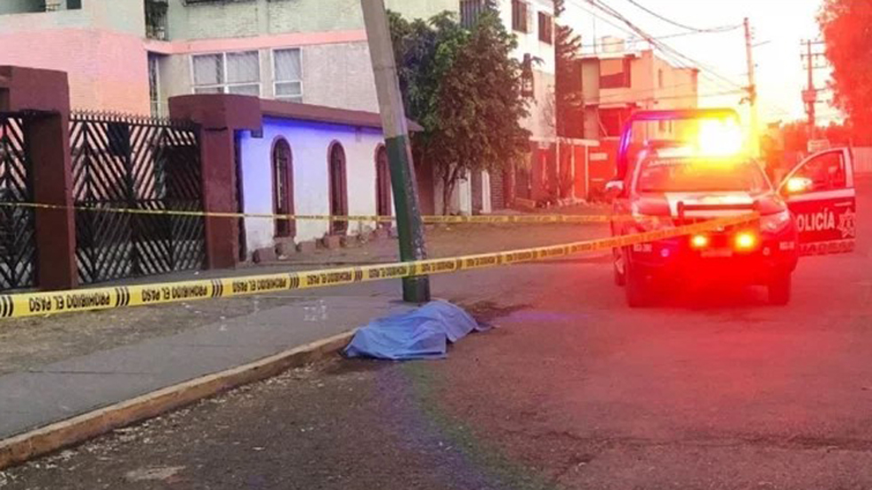 Hallan cadáver de mujer frente a escuela primaria de Ecatepec