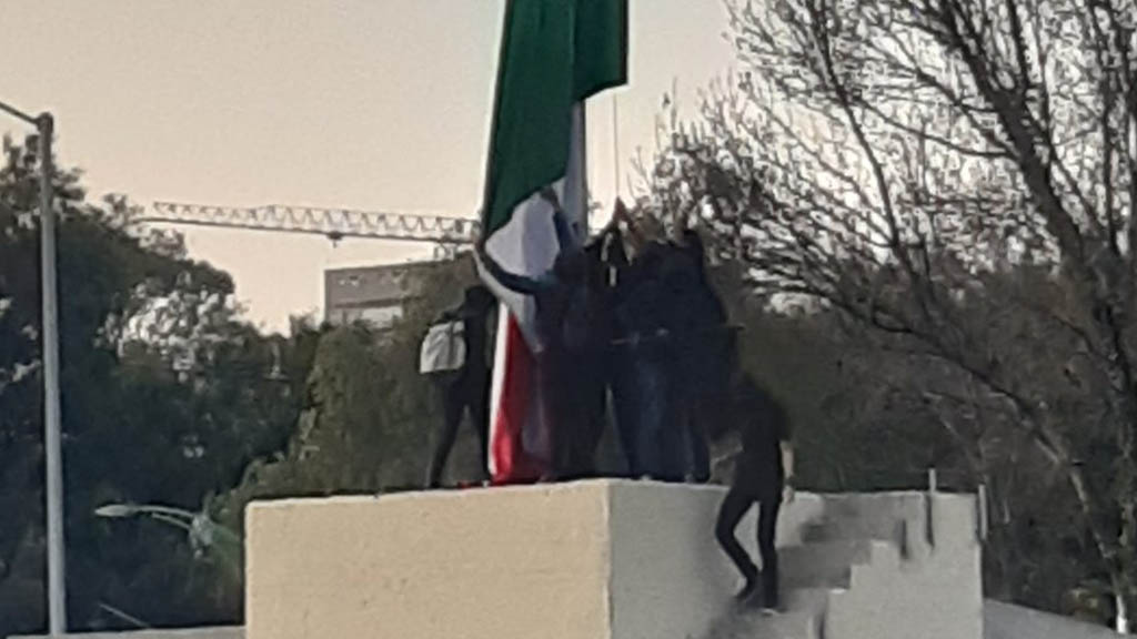 Estudiantes realizan pintas en Rectoría y vandalizan bandera de México
