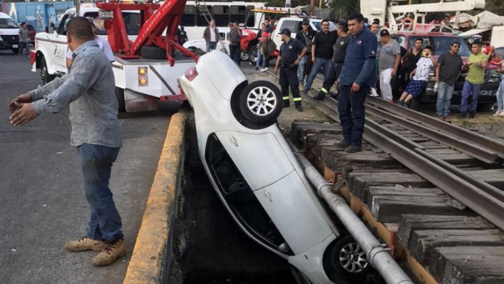 #Video Auto cae a canal de aguas negras en Naucalpan